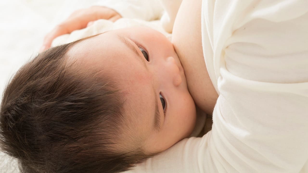 助産師監修】母乳の正しいあげ方は？ 新生児への授乳方法を解説 | ALL